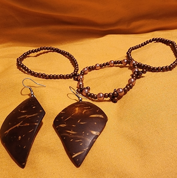 Earrings and 3 bracelets - Picture 1 of 5